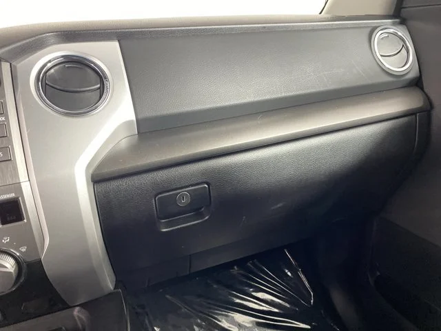Used 2014 Red Toyota SR5 image 28