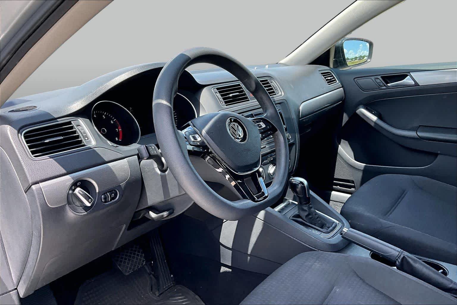 Used 2015 Moonrock Silver Metallic Volkswagen 1.8T SE image 18