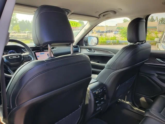 Used 2023 Diamond Black Crystal Pearlcoat Jeep Limited image 27