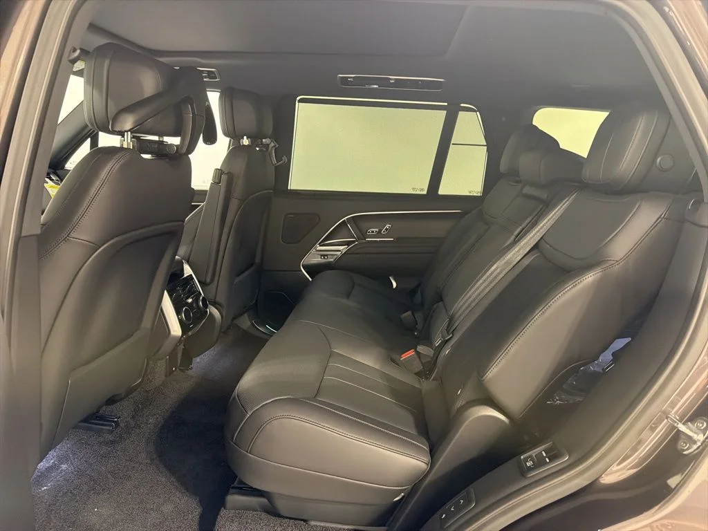 New 2026 Charente Grey Land Rover P400 SE LWB 7 SEAT image 22