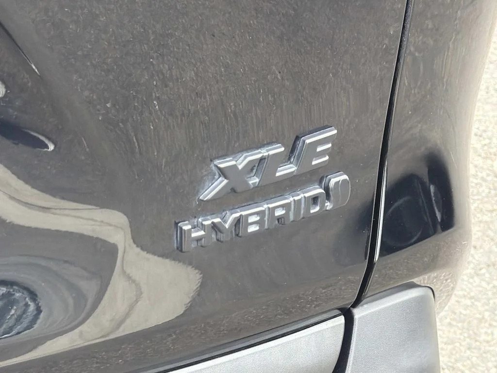 Used 2022 Midnight Black Metallic Toyota XLE Premium image 28