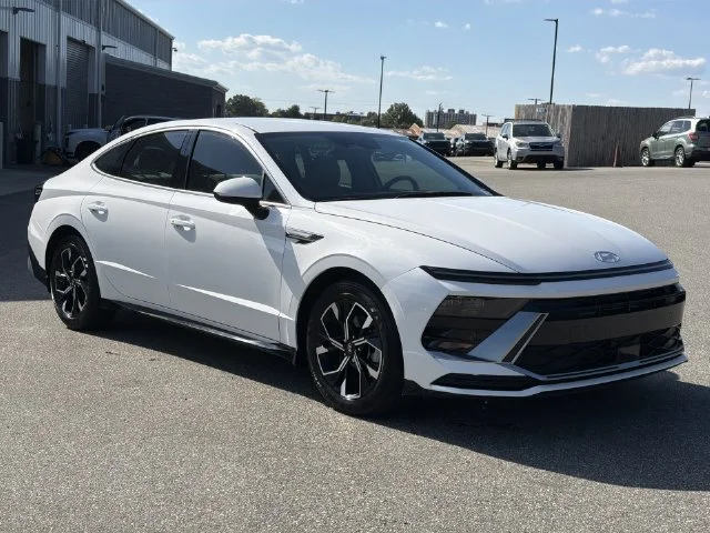 Used 2025 White Hyundai SEL image 15