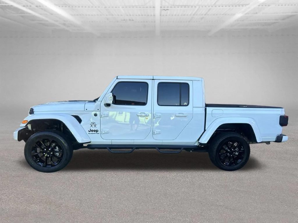 Used 2022 White Jeep Overland image 2