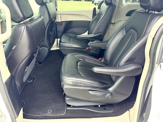 Used 2024 White Chrysler Select image 18