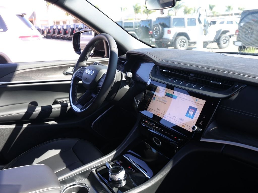 New 2026 Diamond Black Crystal Pearl-Coat Exterior Paint Jeep Limited image 19