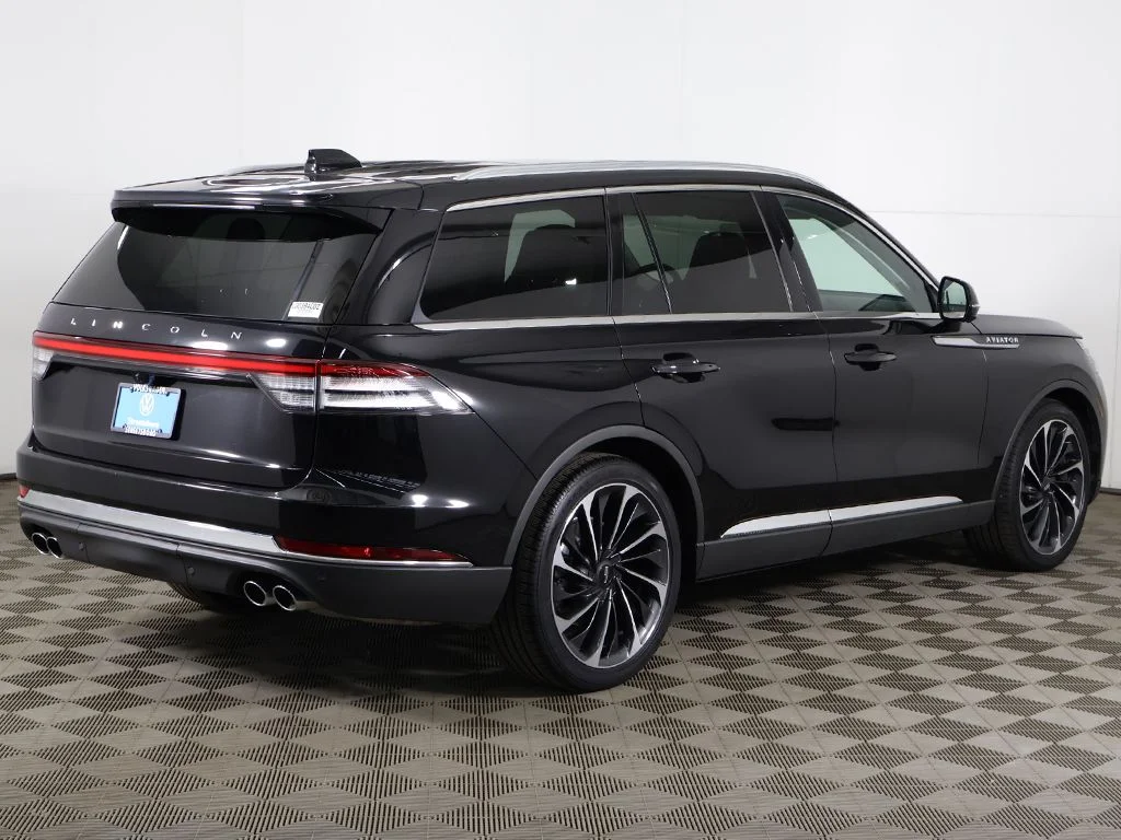 Used 2025 Black Metallic Lincoln Reserve image 16