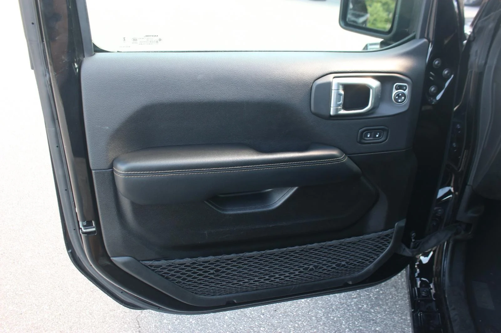 Used 2024  Jeep Sahara image 11