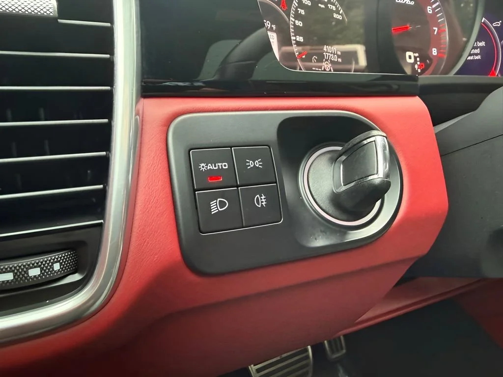 Used 2022  Porsche Turbo image 17