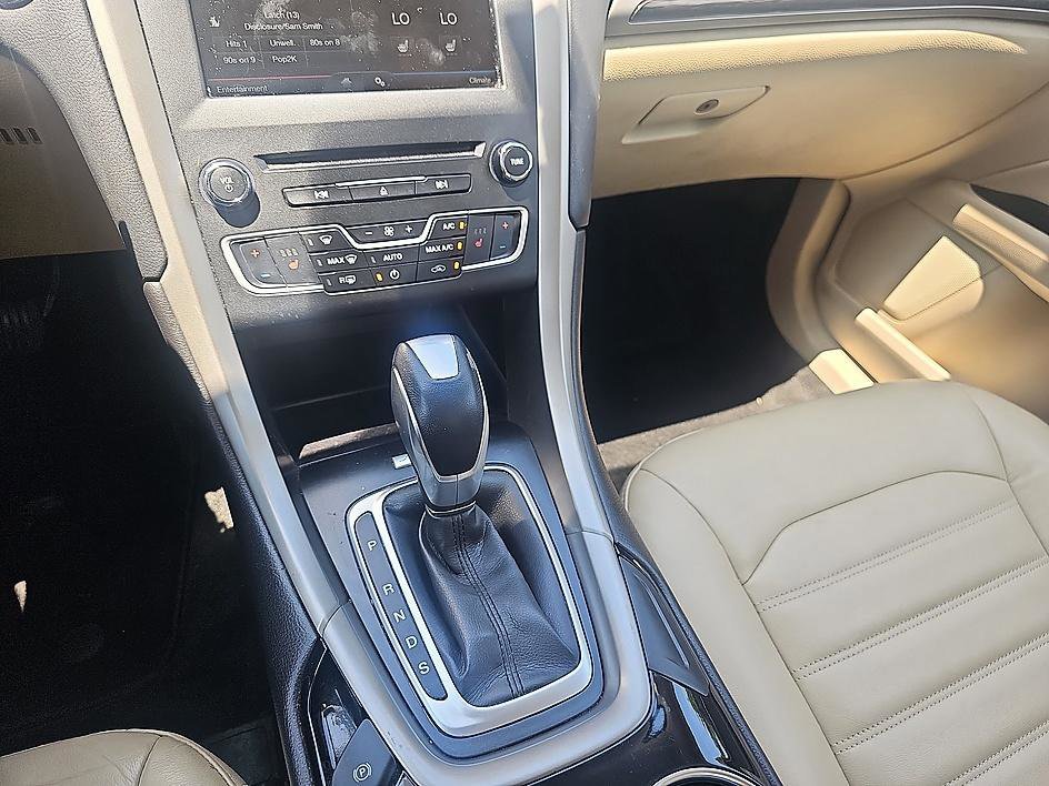 Used 2016 White Platinum Clearcoat Metallic Ford SE image 23