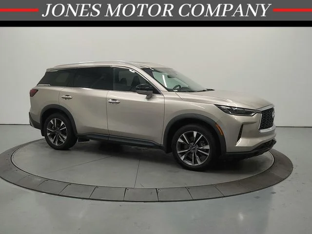 Used 2023 Silver INFINITI LUXE image 1