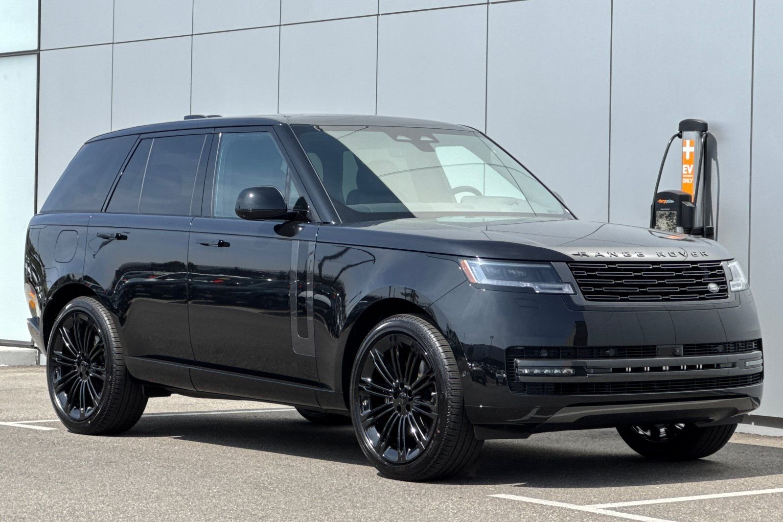 New 2026 Santorini Black Land Rover SE image 7