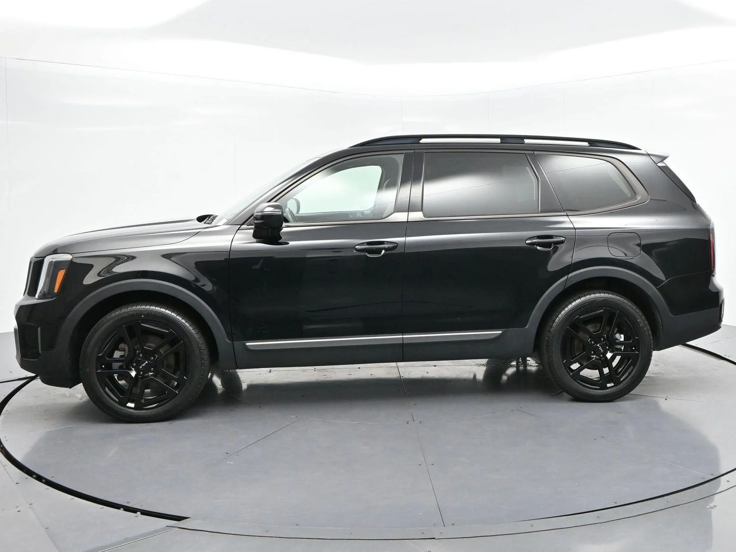 Used 2023 Ebony Black Kia EX X-Line image 4