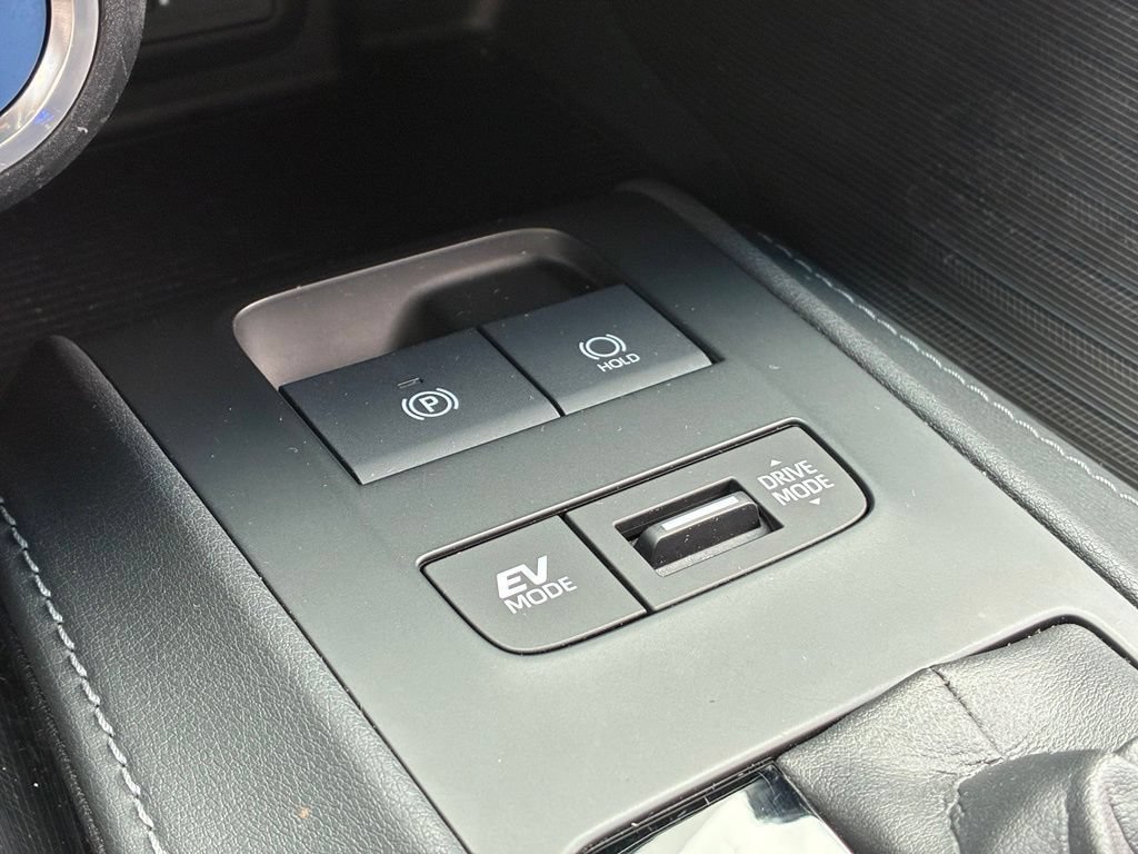 Used 2022 White Toyota XLE image 28