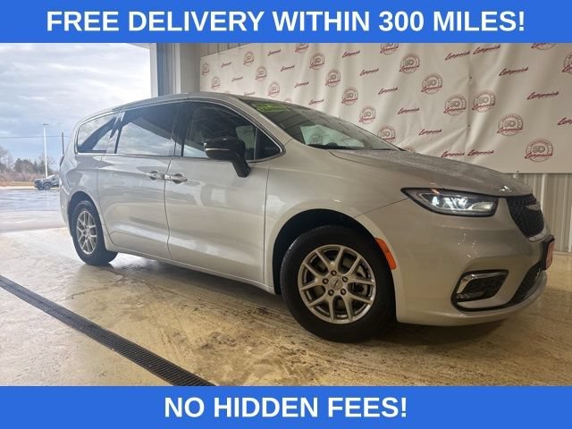 Used 2024 Chrysler Pacifica Touring L with VIN 2C4RC1BG4RR154678 for sale in Kansas City
