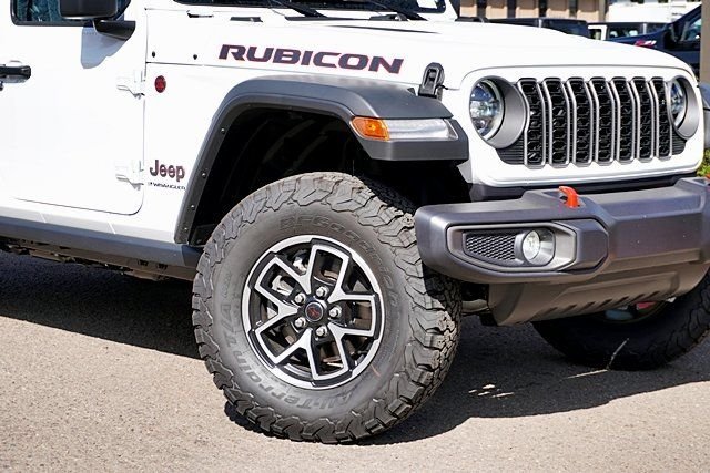 New 2026 Bright White Clear-Coat Exterior Paint Jeep Rubicon image 3
