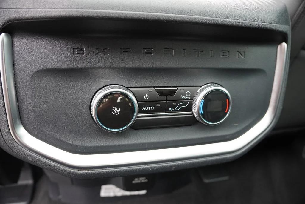 Used 2025 Agate Black Metallic Ford Active image 21