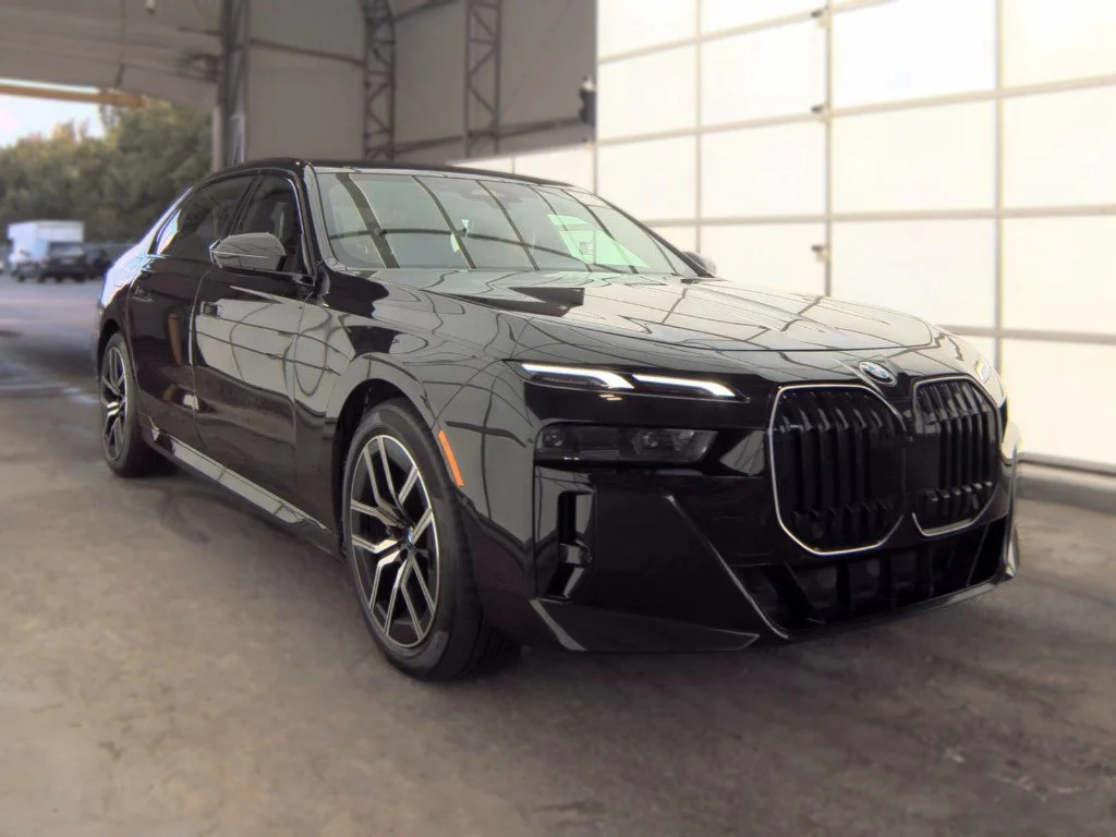 Used 2025 Black BMW 740i xDrive image 4