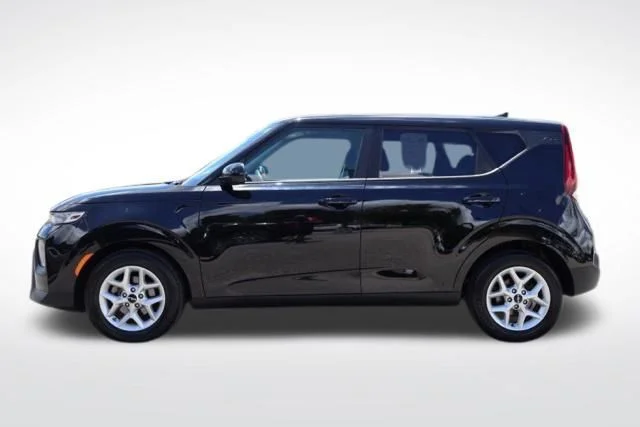 Used 2022 Black Kia LX image 7