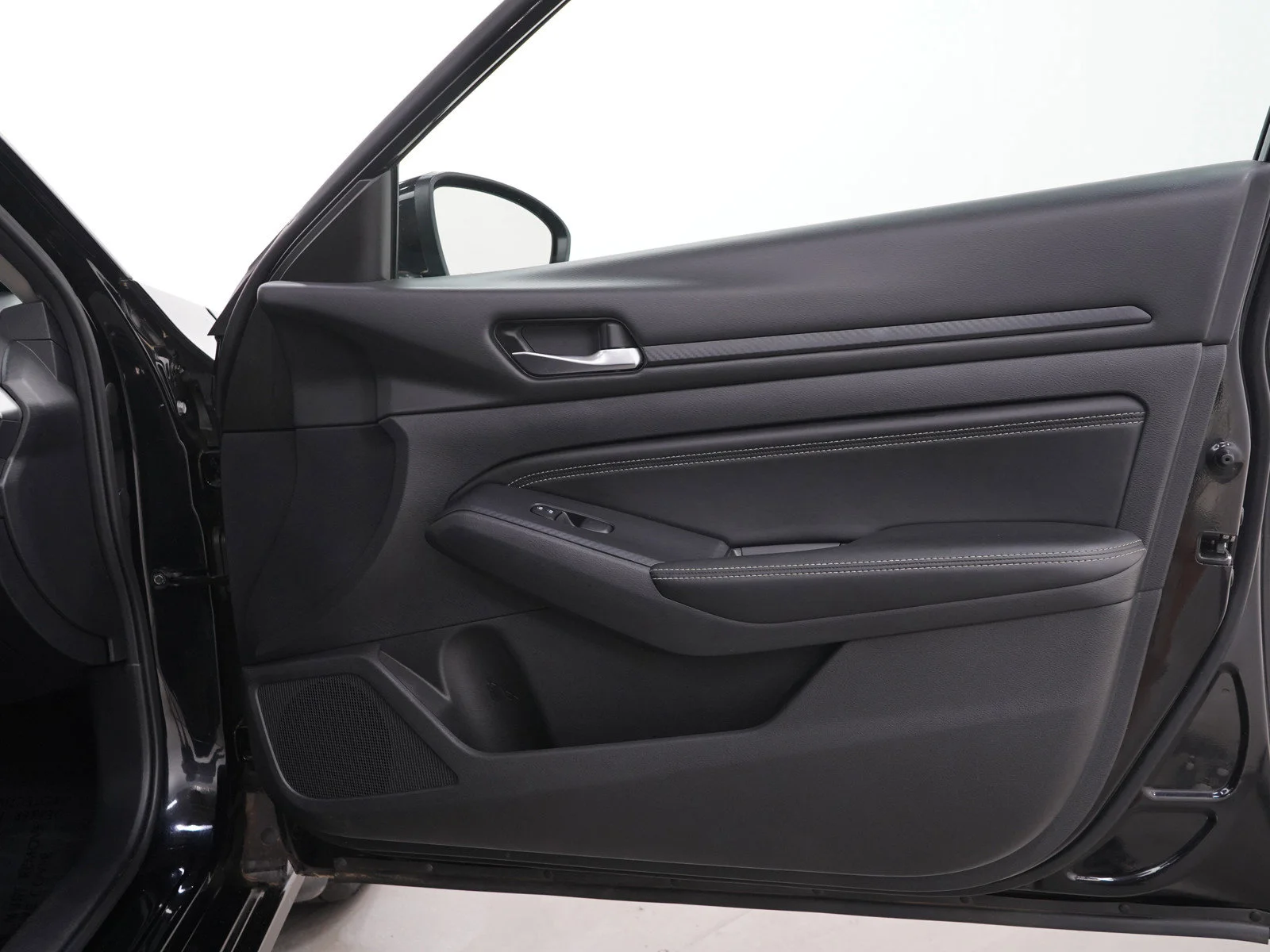 Used 2019 Super Black Clearcoat Nissan 2.5 S image 9