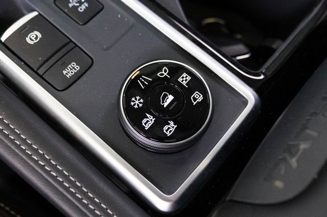 Used 2025 Silver Nissan Platinum image 26