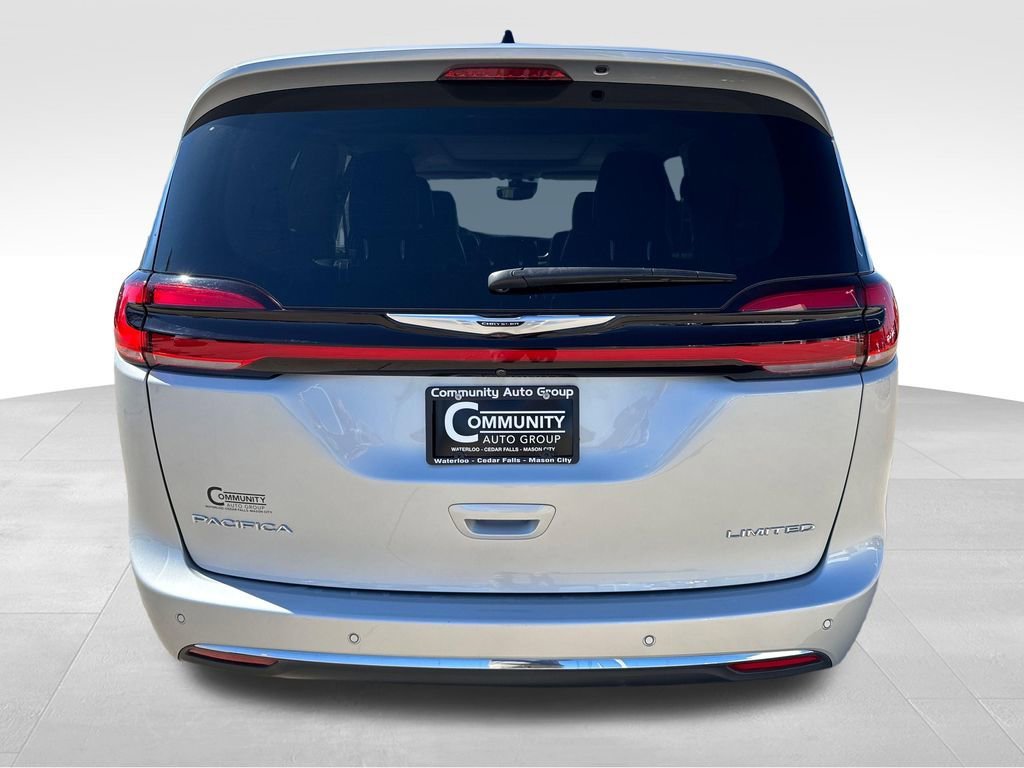 Used 2024 Silver Chrysler Limited image 4