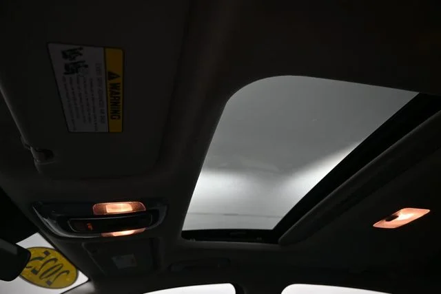 Used 2025 White Hyundai SEL Convenience image 37