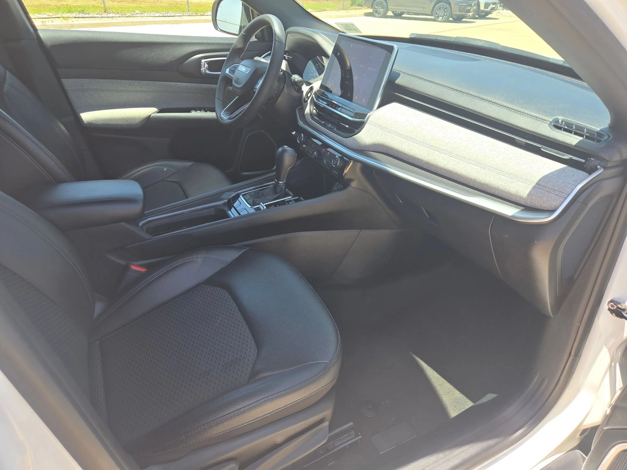 Used 2024 White Jeep Latitude image 24