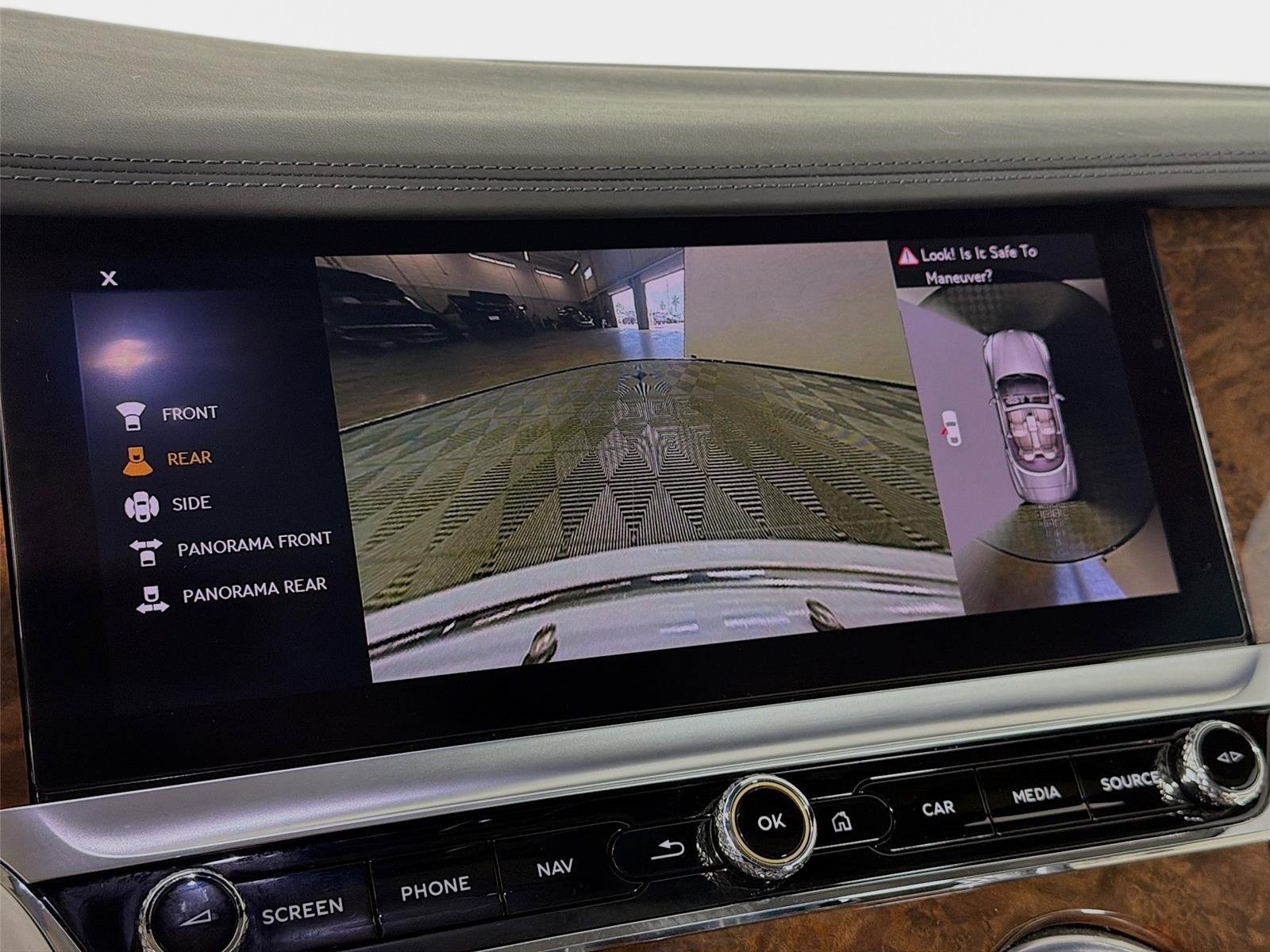 Used 2022 White Bentley V8 image 17