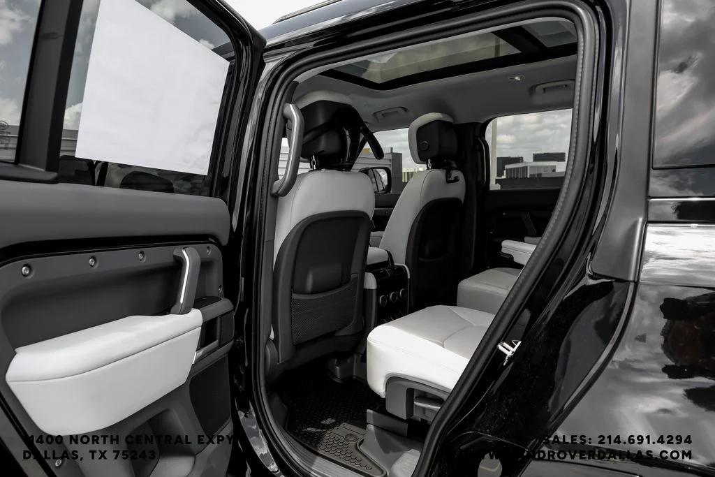 New 2026 Santorini Black Metallic Land Rover X-Dynamic SE image 34