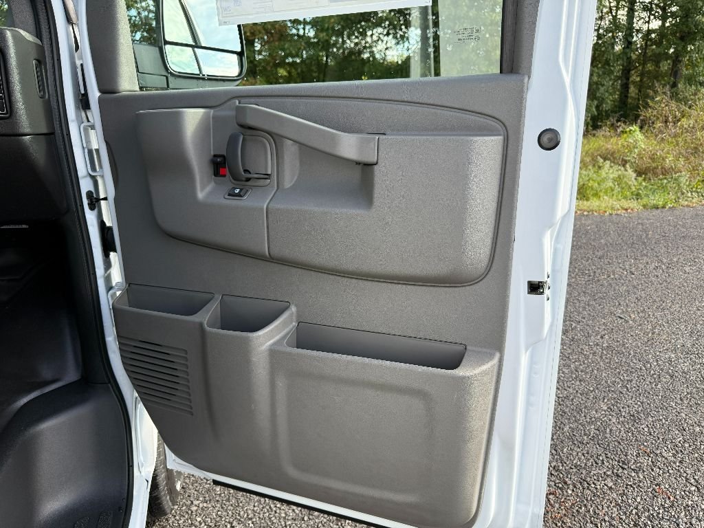 2025 Chevrolet Express Cargo Work Van - Photo 25