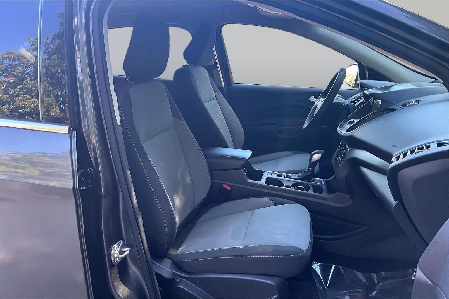 Used 2019 Magnetic Metallic Ford SE image 9