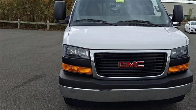 New 2025 Summit White GMC 1WT image 4