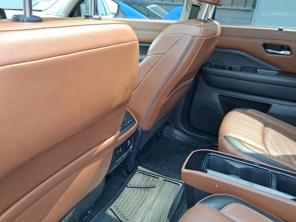 Used 2023 White Nissan Platinum image 12