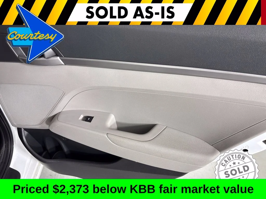 Used 2017 White Hyundai SE image 17