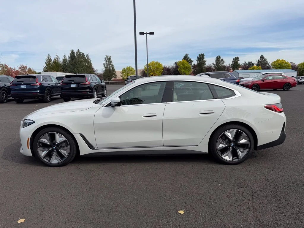 Used 2025 Alpine White BMW xDrive40 image 5