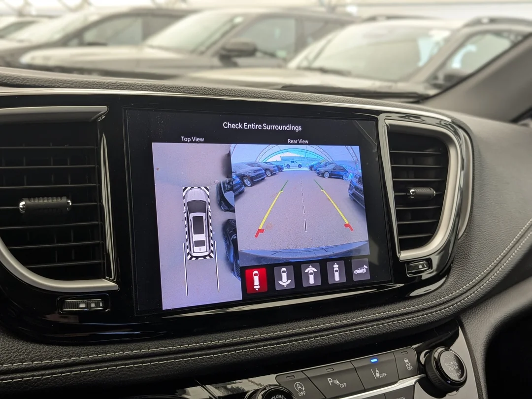 New 2027 Black Chrysler Select - - FWD - Stow n Go Seating - Adaptive Cruise - Blind-Spot - Apple CarPlay & More! image 22