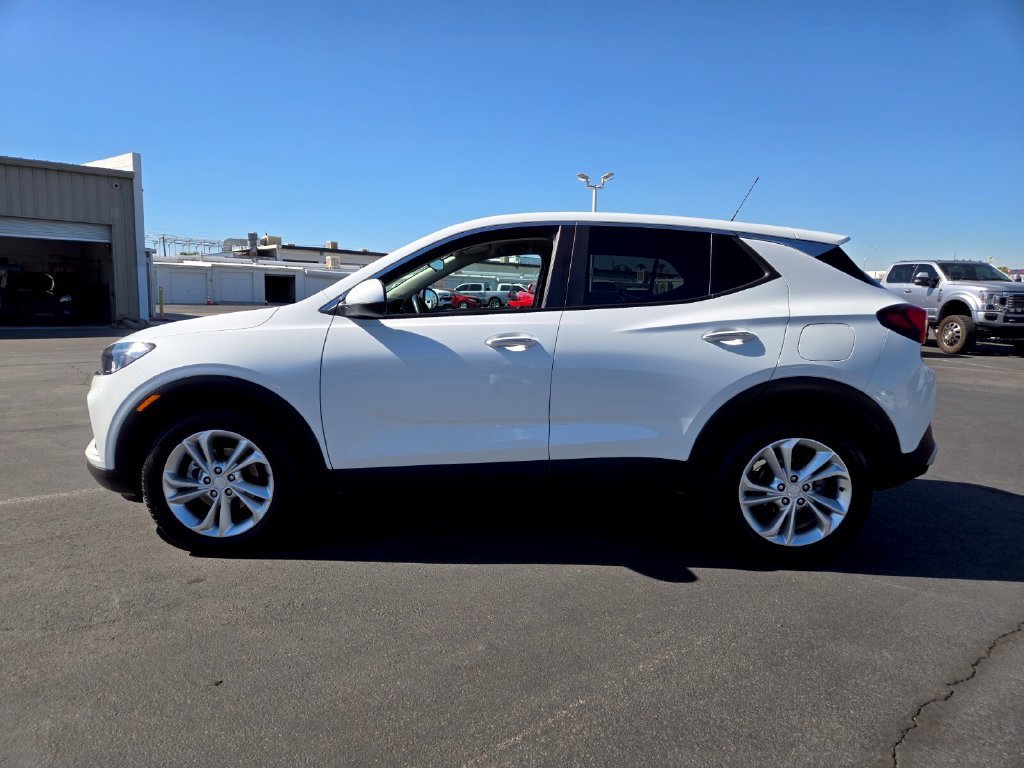 Used 2023 SUMMIT WHITE Buick Preferred image 3