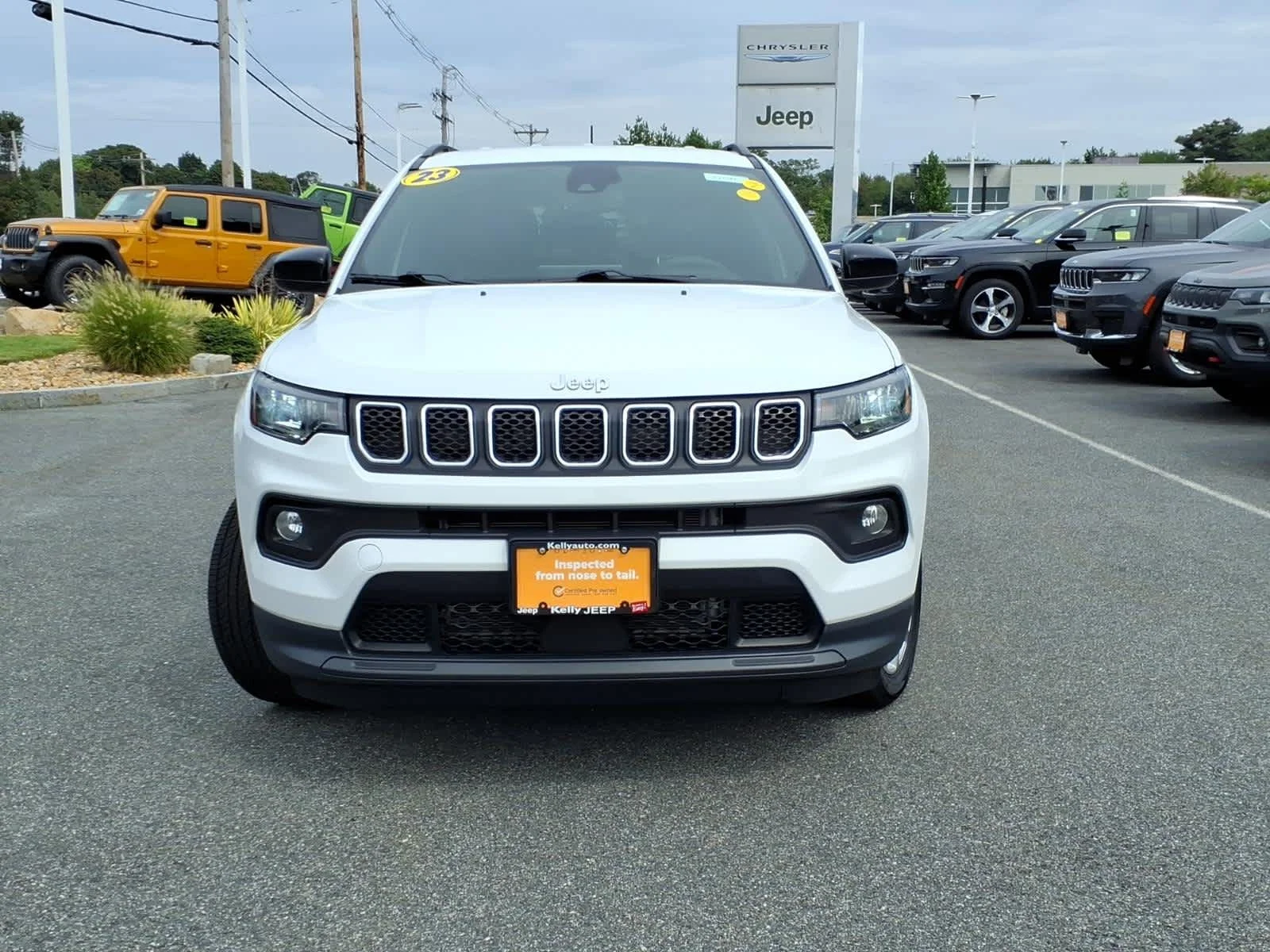 Certified Used 2023 Bright White Clearcoat Jeep Latitude Lux image 3