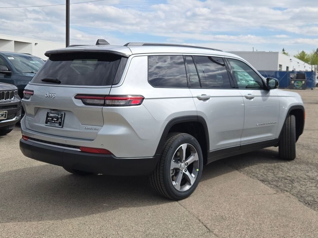 New 2026 Silver Zynith Exterior Paint Jeep Limited image 12