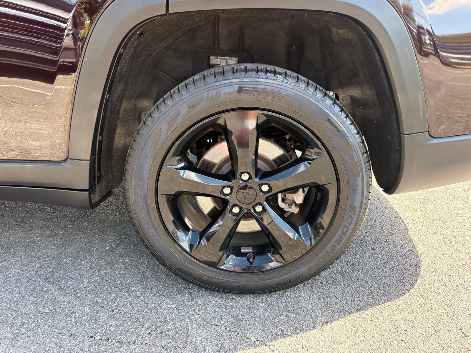 Used 2023  Jeep Limited image 24