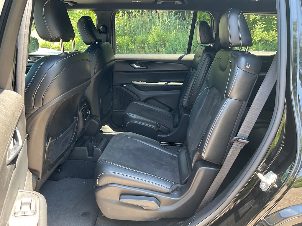 Certified Used 2024 Diamond Black Crystal Pearl Coat Jeep Altitude X image 9