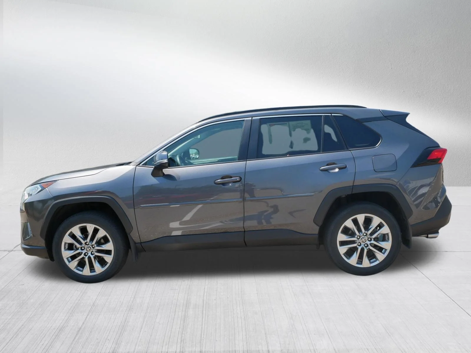 Used 2021 Magnetic Gray Metallic Toyota XLE Premium image 4