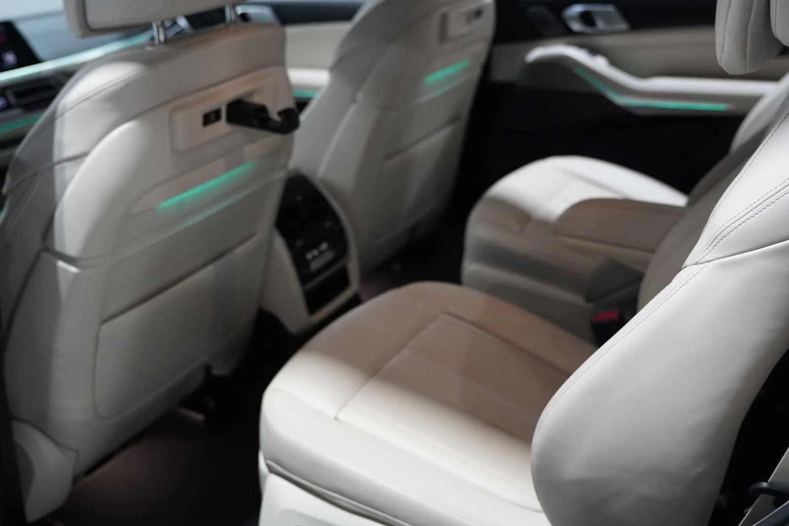 Used 2022 Mineral White Metallic BMW M50i image 23