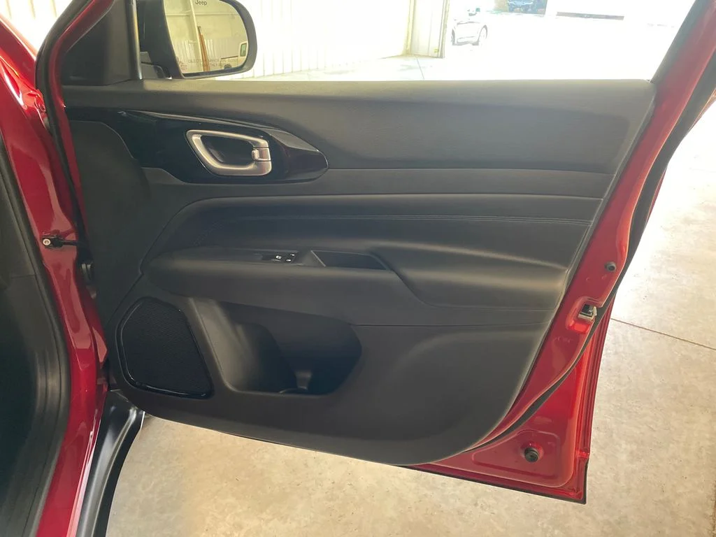 New 2026 Red Hot Pearlcoat Jeep Latitude Altitude image 25
