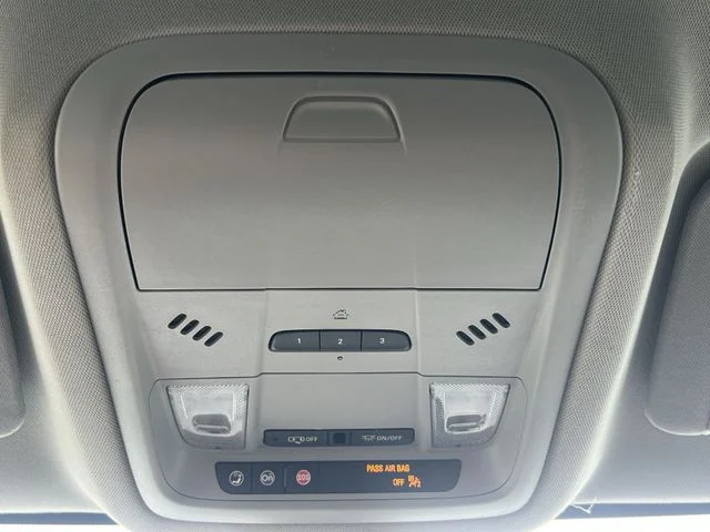 Used 2023 Silver GMC SLT image 30