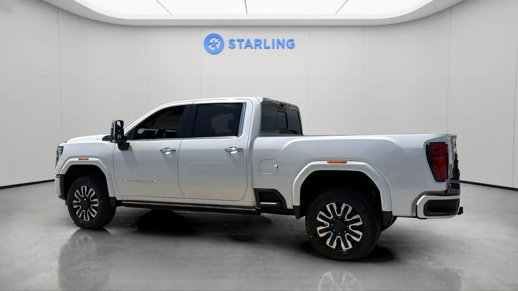 Used 2024 White Frost Tricoat GMC Denali Ultimate image 4