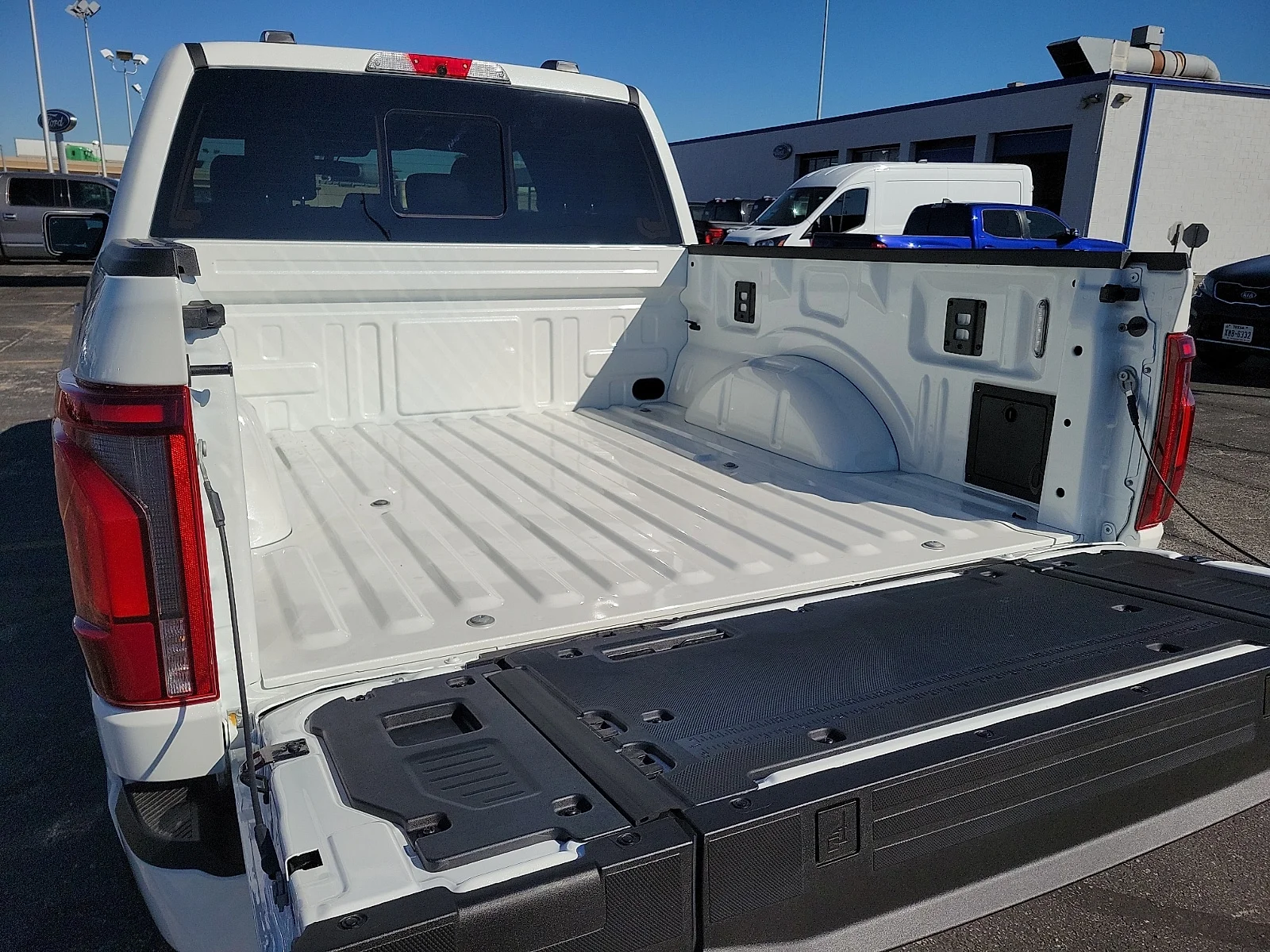 New 2026 Star White Metallic Tri-Coat Ford Platinum&reg; image 8