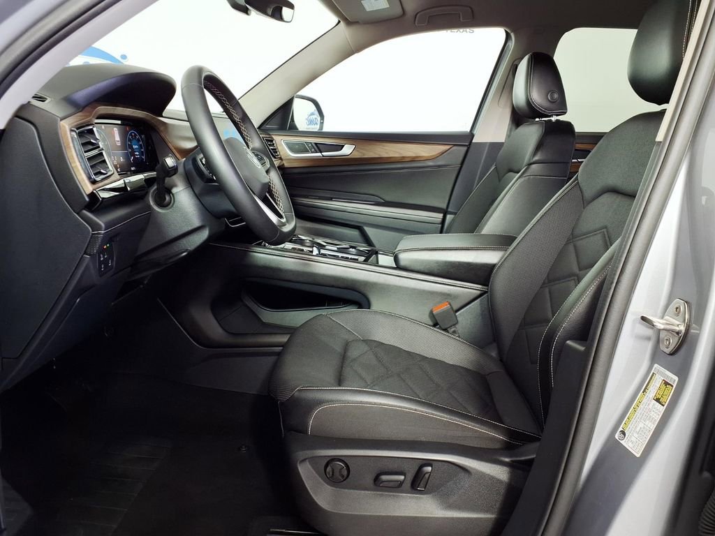 Used 2024  Volkswagen 2.0T SE w/Technology image 7