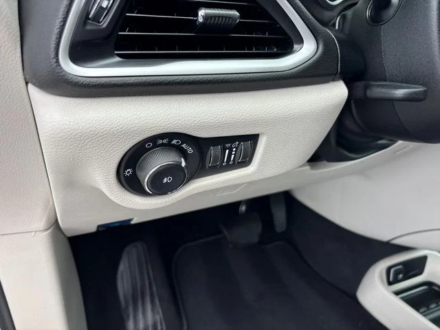 Used 2024 Silver Chrysler Touring L image 17