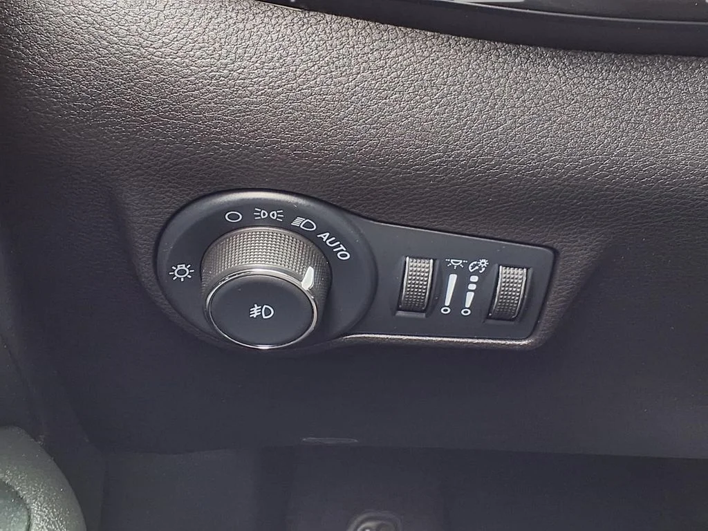 Used 2025 Silver Jeep Trailhawk image 17
